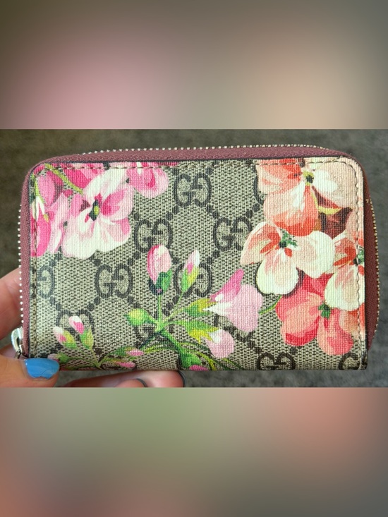 Gucci Handbags - Gucci blooms zip around card case
